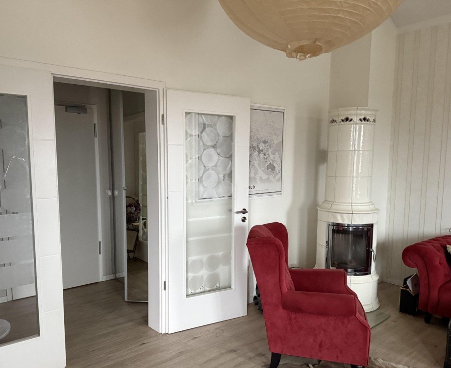 Kaminofen im Wohnzimmer Dachgeschosswohnung Cottbus