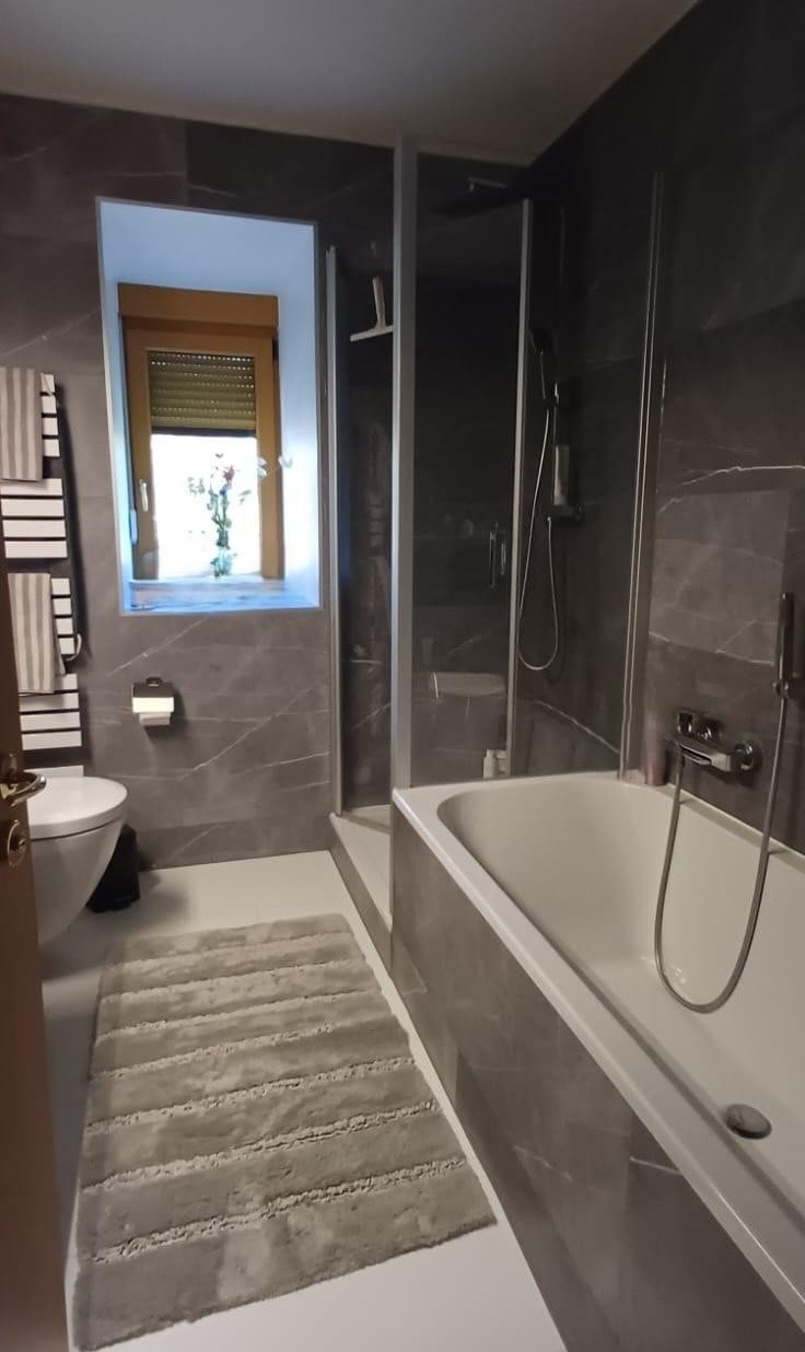 Bad mit Dusche und Wanne Dachgeschosswohnung Cottbus