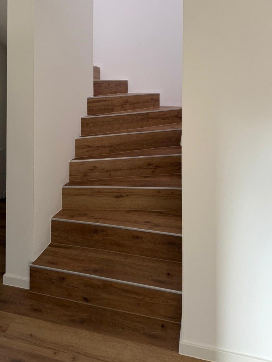 Treppe zum OG Zweifamilienhaus Tauer