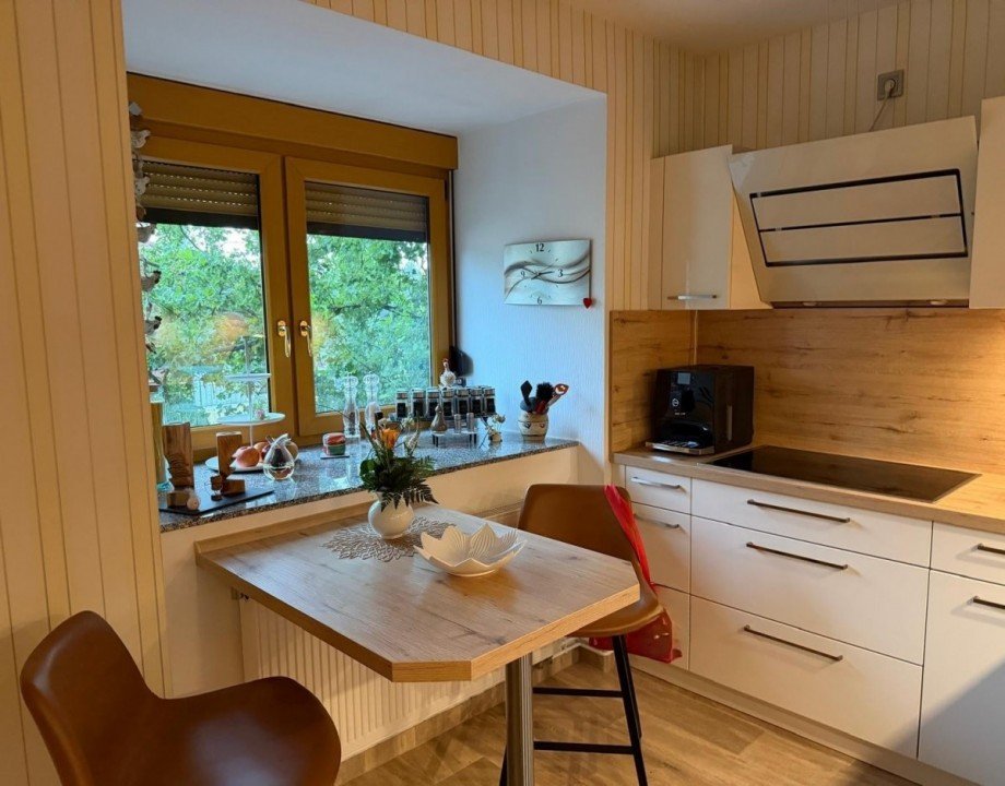 K�che mit Fenster und Essbereich Dachgeschosswohnung Cottbus