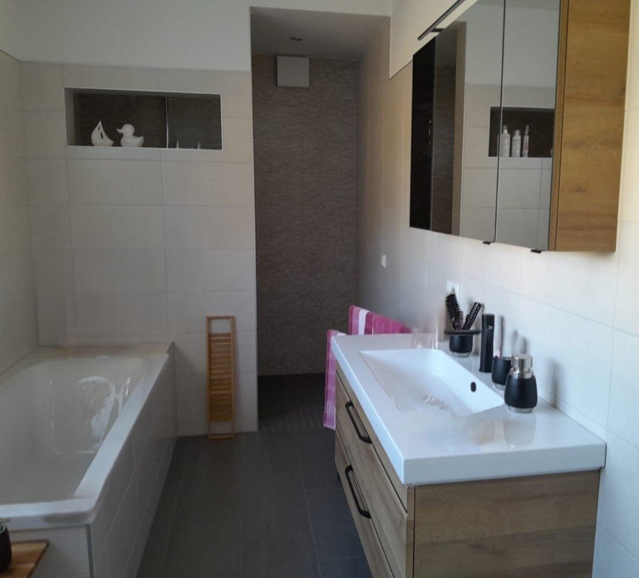 Bad mit Wanne und Waschtisch Etagenwohnung Cottbus