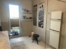 Gro�es Fenster im Bad Penthouse-Wohnung mit riesiger Dachterrasse!