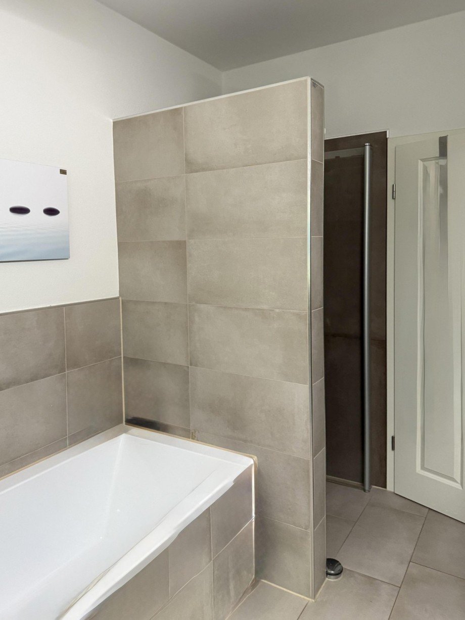 Bad mit Wanne und ebenerdiger Dusche Dachgeschosswohnung Cottbus