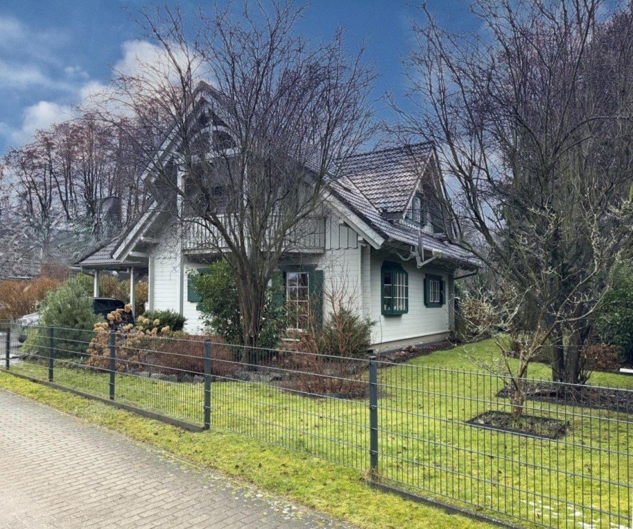 Hausansicht mit Grundst�ck Einfamilienhaus Teichland